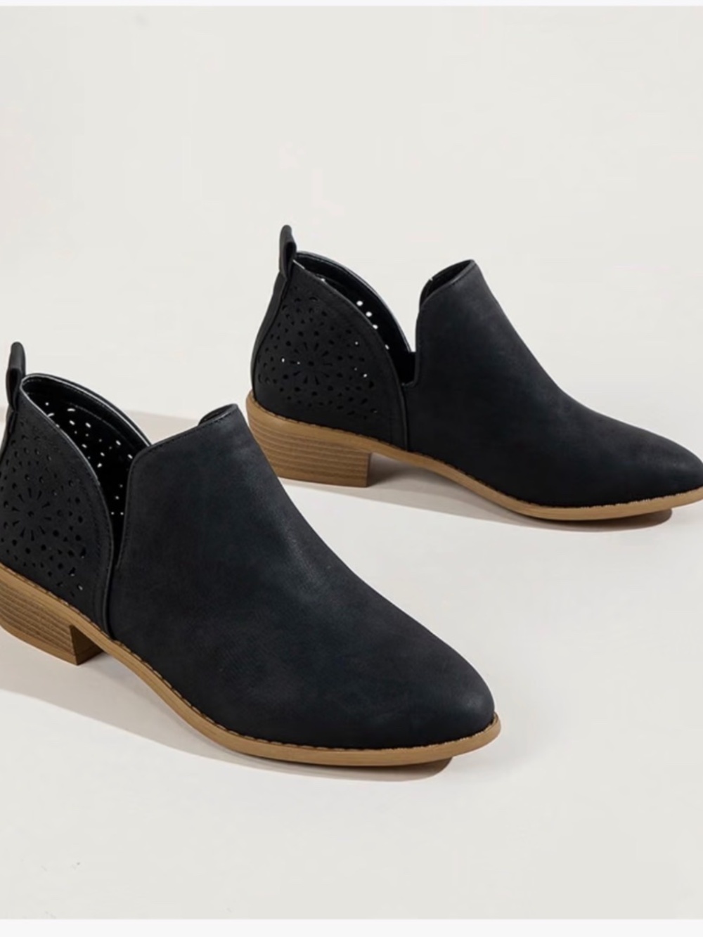 Women's Black Ankle Booties Cutout Perforated Side V-Cut Low Heel Size 40(9-9.5)